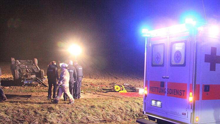 Nach dem Verkehrsunfall blieb das Auto des 18-Jährigen in einem Acker auf dem Dach liegen. Der junge Mann musste von der Feuerwehr aus dem Auto befreit werden.  Fotos: Michael Will