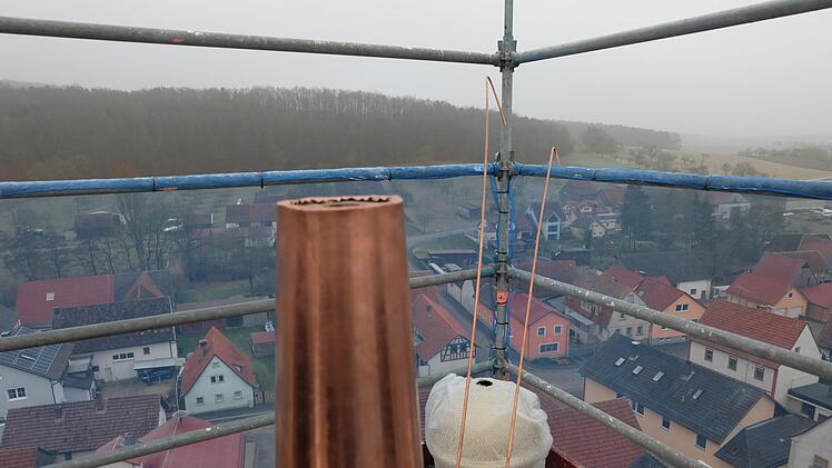 Eisige Temperaturen herrschten bei der Installation der Kugel mit Eisenkreuz und Wetterhahn auf dem neu eingedeckten Kirchturm der Kirche St. Matthias in Theinfeld. Foto: Philipp Bauernschubert