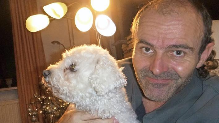 Haustiere und die Familie sind jetzt wichtiger denn je. Günter Wimschneider schickte uns dieses Foto von sich und seinem Hund.  Foto: Birgit Appel-Wimschneider