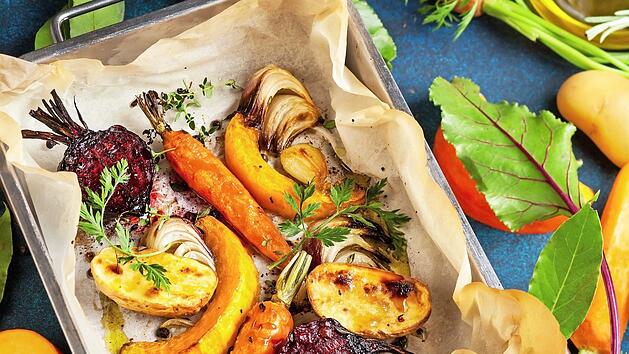 Herbstgem&uuml;se aus dem Backofen sieht gut aus, schmeckt prima Foto: PantherMedia / sarsmis