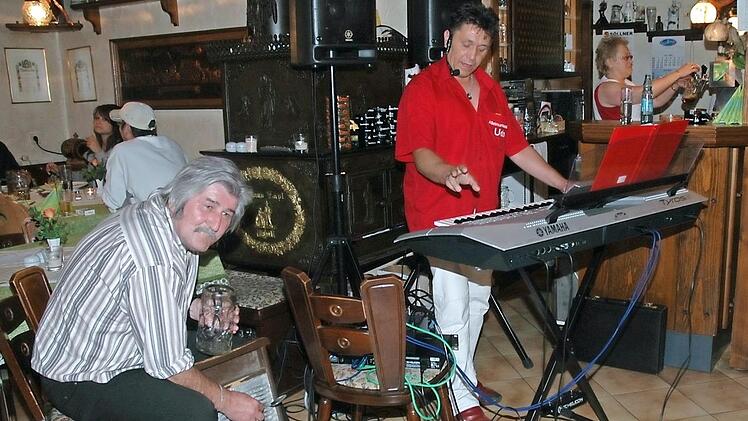 Das waren noch Zeiten! Der "Hauckensepper" an der Wäscherumpel als rhythmischer Musikbegleiter zur Kerwa 2009.