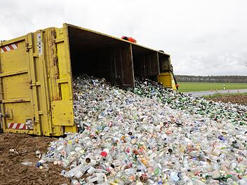 Lastwagen landet im Graben: Altglas auf dem Acker verteilt