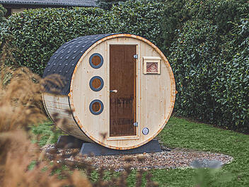 Die Wolff Finnhaus Saunafass 280 de luxe ist ein Highlight in jedem Garten.