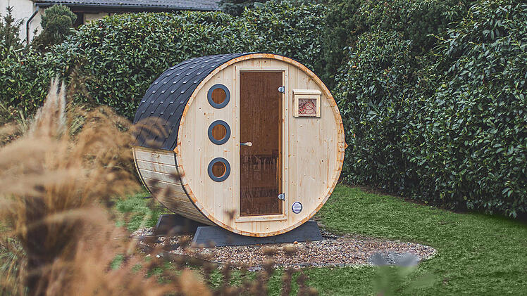Die Wolff Finnhaus Saunafass 280 de luxe ist ein Highlight in jedem Garten.