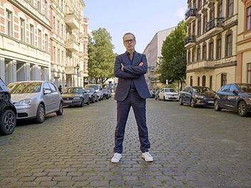 "ARD Story: ARD Story: Crashkurs für Immobilienhaie" ist eine ungewöhnliche Dokumentation, denn sie arbeitet mit den Mitteln der Satire und Mockumentary: Matthias Matschke spielt einen Immobilienhai in Ausbildung. Der 45 Minuten lange Film begleitet ihn bei der Wohnungsvergabe und dem Streben nach noch mehr Gewinnchancen.