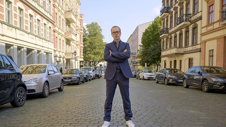 "ARD Story: ARD Story: Crashkurs für Immobilienhaie" ist eine ungewöhnliche Dokumentation, denn sie arbeitet mit den Mitteln der Satire und Mockumentary: Matthias Matschke spielt einen Immobilienhai in Ausbildung. Der 45 Minuten lange Film begleitet ihn bei der Wohnungsvergabe und dem Streben nach noch mehr Gewinnchancen.