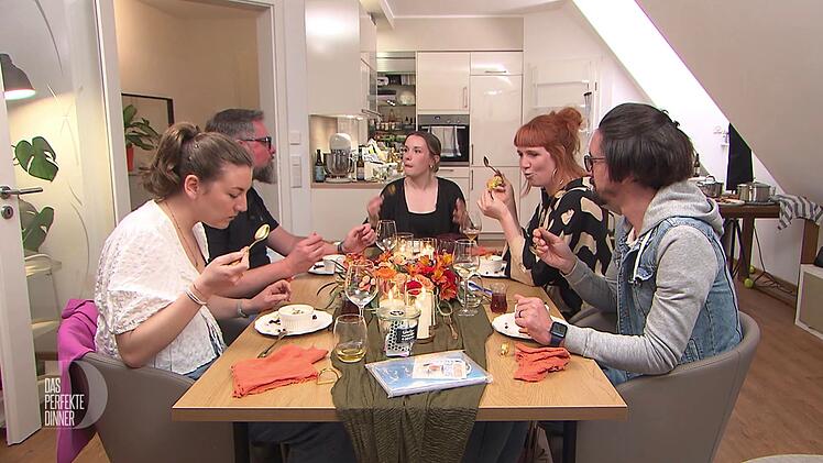 An Tag 3 im M&uuml;nsterland, dem Vorabend ihres 30. Geburtstags, trifft sich die "Dinner"-Runde bei Johanna in Stadtlohn.