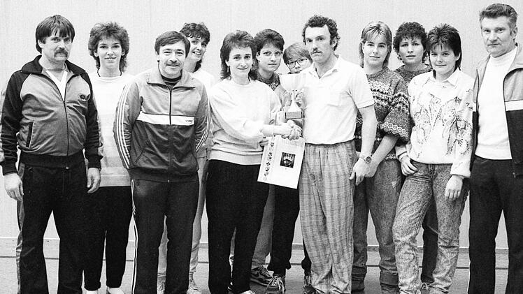 Siegerehrung beim Hammelburger Damen-Fu&szlig;ballturnier: In der Bildmitte &uuml;berreicht Organisator Georg Struse die Troph&auml;e an Uengershausens Spielf&uuml;hrerin Rosi Bruder. Mit auf dem Bild Georg Weber (2.v.l.) und Adolf Kittel (rechts) von der Turnierleitung.