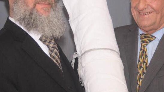 Rabbiner Jakov Ebert freut sich über die alte Thora-Rolle, die ihm Michael Schneeberger überreichte.