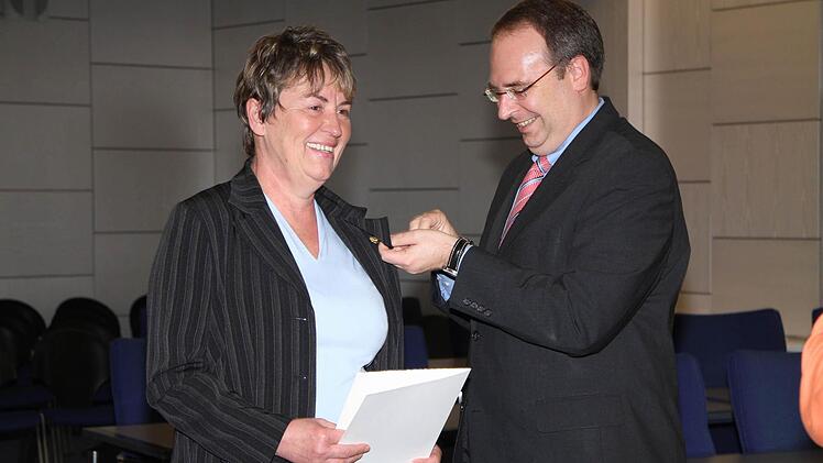 Renate Holzmann bei der Auszeichnung durch Landrat Meißner