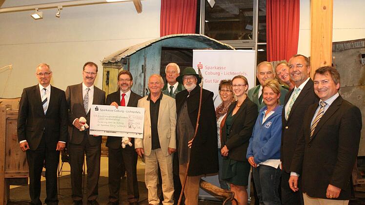 Der Vorstand der Sparkassen-Stiftung übergibt den Scheck über 41 500 Euro an die acht Vereine und Institutionen. Foto: Thomas Heuchling