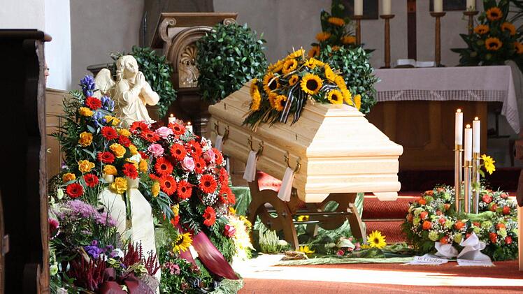 Viele Gäste waren zur Beerdigung gekommen.