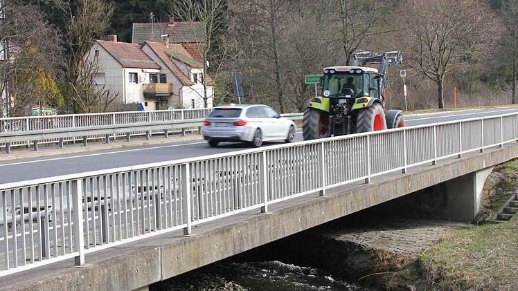 Die Wilde Rodach fließt bei Thiemitz unter der Bundesstraße durch und weiter in Richtung des künftigen Staubeckens.