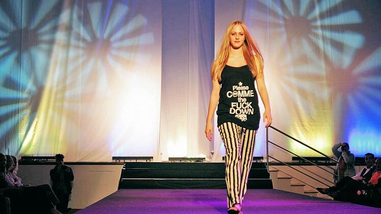 Schrilles, Buntes und Elegantes auf dem Catwalk. Foto: Merzbach