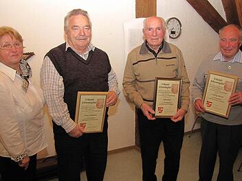 Ehrenmitglieder des Obst- und Gartenbauvereins Fuchsstadt wurden: (v. l.) Brigitte Burtchen, Heinz Ellermann, Robert Röll und Ludwig Mützel.  Fotos: LudwigDeschner