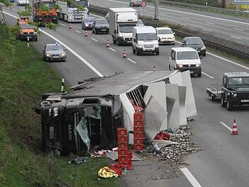 Den Leergutlaster zu bergen, dauerte Stunden. Fotos: Michael Busch