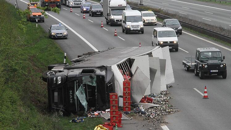 Den Leergutlaster zu bergen, dauerte Stunden. Fotos: Michael Busch
