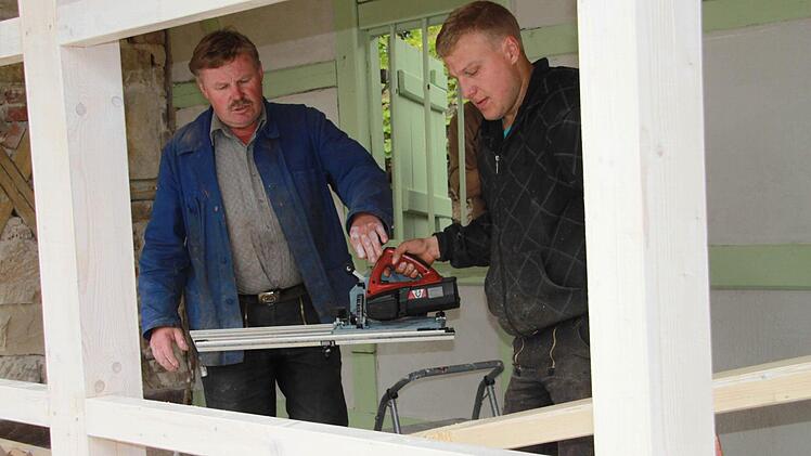 Die Handwerker Karl-Heinz und Christopher Geldner auf der Baustelle Foto: Ramona Popp