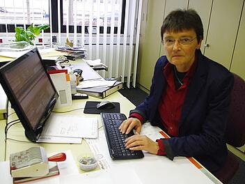 Rosemarie Völk an ihrem Arbeitsplatz bei der Firma Rebhan Werkzeugbau in Kronach. Foto: Heike Schülein