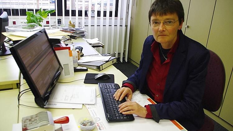 Rosemarie Völk an ihrem Arbeitsplatz bei der Firma Rebhan Werkzeugbau in Kronach. Foto: Heike Schülein