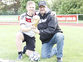 Die Hand am Pokal anlegen, das darf man am 2. Juni in Ebensfeld sicher nicht. Die beiden Initiatoren vom TSV Ebensfeld, Markus Ziegelhöfer (links) und Stefan Dütsch, freuen sich jetzt schon mit einer Plastiknachbildung auf die Veranstaltung in Ebensfeld. Foto: Udo Schilling