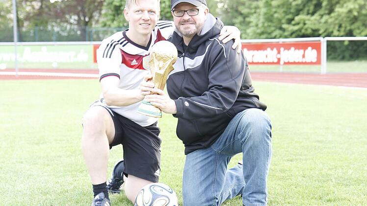 Die Hand am Pokal anlegen, das darf man am 2. Juni in Ebensfeld sicher nicht. Die beiden Initiatoren vom TSV Ebensfeld, Markus Ziegelhöfer (links) und Stefan Dütsch, freuen sich jetzt schon mit einer Plastiknachbildung auf die Veranstaltung in Ebensfeld. Foto: Udo Schilling
