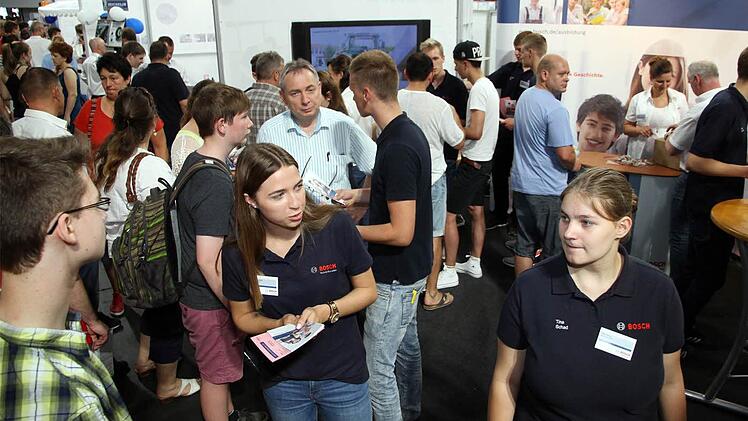 Guter Rat ist gefragt: Über mangelndes Interesse konnten sich die Aussteller bei der Ausbildungsmesse nicht beklagen. Foto: Bertram Wagner