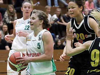 Und wieder Liisi Sokman: Hier l&auml;sst sich die Estin auf dem Weg zum Korb nicht aufhalten; hinten ihre neue Mannschaftskameradin Tanj Lehnert. Fotos: sportpress