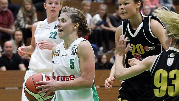 Und wieder Liisi Sokman: Hier l&auml;sst sich die Estin auf dem Weg zum Korb nicht aufhalten; hinten ihre neue Mannschaftskameradin Tanj Lehnert. Fotos: sportpress