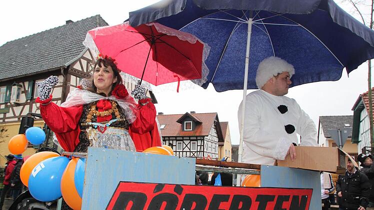 Nur gut beschirmt konnten Schirmherr Manuel Schrüfer und Walnuss-Königin Marianne Dinkel der Gefahr entkommen, aufgeweicht zu werden. Foto: Matthias Einwag