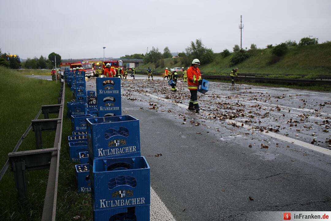 Ladungssicherung bei Getraenkelaster unzureichend - Lkw verliert etwa 200 Bierkaesten auf der Autobahn