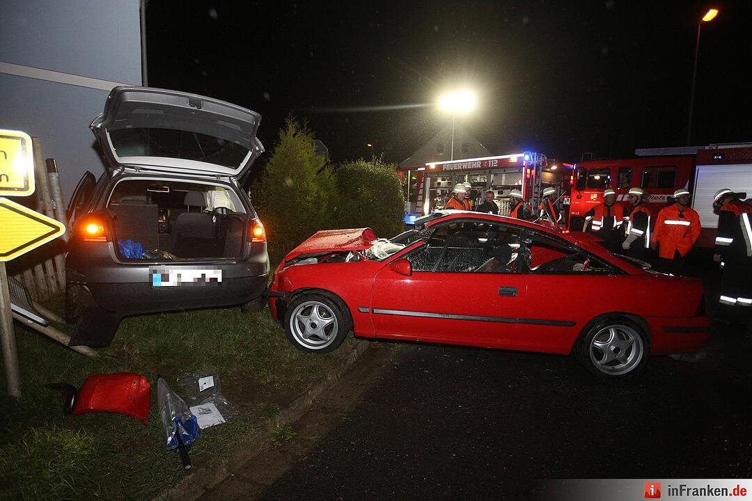 Feuerwehr muss Mitfahrer nach Vorfahrtsunfall befreien
