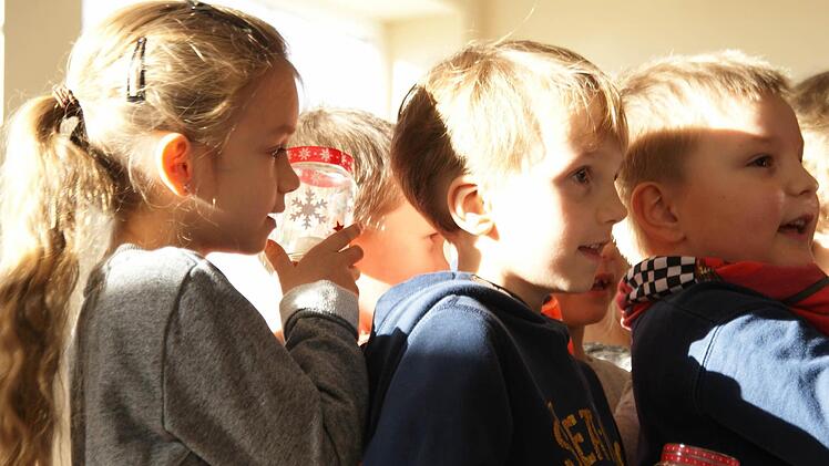 Herzerw&auml;rmend: Mit Kerzen in den H&auml;nden sangen die Jungen und M&auml;dchen des Ebensfelder Kindergartens ein Lied und ber&uuml;hrten damit die Seele der Senioren. Foto: Mario Deller