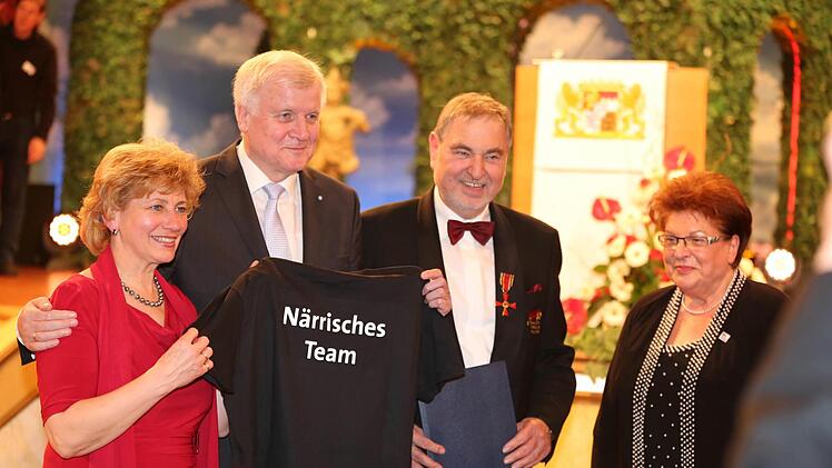 Christel und Bernhard Schlereth rahmen in Veitshöchheim (Landkreis Würzburg) Horst Seehofer ein. Der Ministerpräsident zeichnete Frankens Fastnachtspräsidenten beim Staatsempfang mit dem Bundesverdienstkreuz aus. Rechts Barbara Stamm, Landtagspräsidentin und Würzburgerin Foto: Theresa Müller