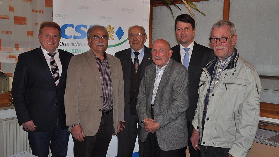 Ehrungen standen bei der CSU Ma&szlig;bach an (von links): Ortsvorsitzender Matthias Klement, Robert Schmitt, Oswald Denner, Hermann Roth, Kreisvorsitzender Sandro Kirchner und Ernst Saal.  Foto: Daniel Wiener