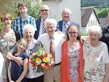 Das Jubelpaar Veronika und Herbert Schedel (vorne, Mitte links) im Kreise der Gratulanten - hinten von rechts Bernd Steger und Bürgermeister Egon Herrmann  Foto: K.- H. Hofmann 