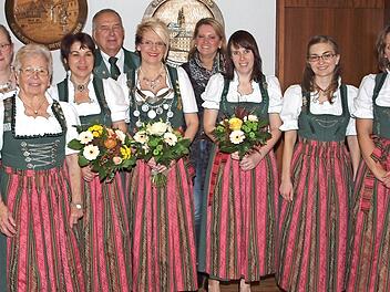 Königsessen bei den Damen der Scharfschützengesellschaft Lichtenfels mit dem Königshaus, der 2. Ritterin Ute Schuberth, der Königin Ilka Engels und der 1. Ritterin Kathrin Knöferl (vorne 3.-5. v. li.), dem Schützenmeister Erwin Kalb (4. v. li.), der 2. Bürgermeisterin Sabine Rießner (4. v. re.) und den geehrten Vereinsmeisterinnen Foto: Klaus Gagel