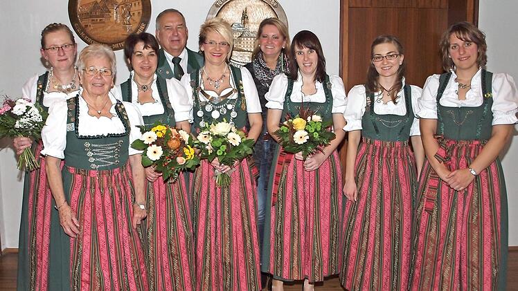 Königsessen bei den Damen der Scharfschützengesellschaft Lichtenfels mit dem Königshaus, der 2. Ritterin Ute Schuberth, der Königin Ilka Engels und der 1. Ritterin Kathrin Knöferl (vorne 3.-5. v. li.), dem Schützenmeister Erwin Kalb (4. v. li.), der 2. Bürgermeisterin Sabine Rießner (4. v. re.) und den geehrten Vereinsmeisterinnen Foto: Klaus Gagel
