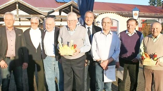 Langj&auml;hrige Mitglieder konnte der Obst- und Gartenbauverein Unterlauter j&uuml;ngst ehren. Von links: Herbert H&uuml;lss, Hermann Pick, Helmut Bauer, Heinz Engel, Vorsitzender Stephan H&ouml;hn, Roland Tiefenth&auml;ler, Manfred Licht und Heinz Probst.  Foto: Martin Rebhan