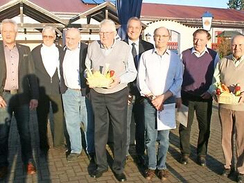 Langj&auml;hrige Mitglieder konnte der Obst- und Gartenbauverein Unterlauter j&uuml;ngst ehren. Von links: Herbert H&uuml;lss, Hermann Pick, Helmut Bauer, Heinz Engel, Vorsitzender Stephan H&ouml;hn, Roland Tiefenth&auml;ler, Manfred Licht und Heinz Probst.  Foto: Martin Rebhan