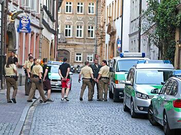Nach ihrer Aktion vor dem "Balthasar" wurden einige Teilnehmer festgenommen, darunter auch Oliver B. (Bildmitte), der laut Staatsanwaltschaft als Organisationsbeauftragter der "Weisse Wölfe Terrorcrew" fungierte. Foto: News 5/Herse-Archiv