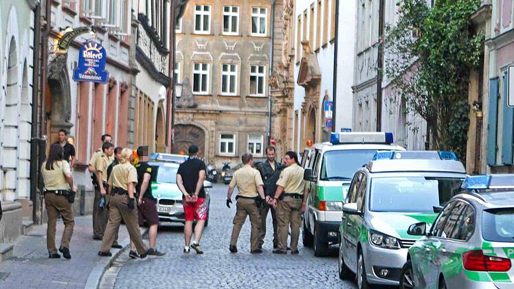 Nach ihrer Aktion vor dem "Balthasar" wurden einige Teilnehmer festgenommen, darunter auch Oliver B. (Bildmitte), der laut Staatsanwaltschaft als Organisationsbeauftragter der "Weisse Wölfe Terrorcrew" fungierte. Foto: News 5/Herse-Archiv