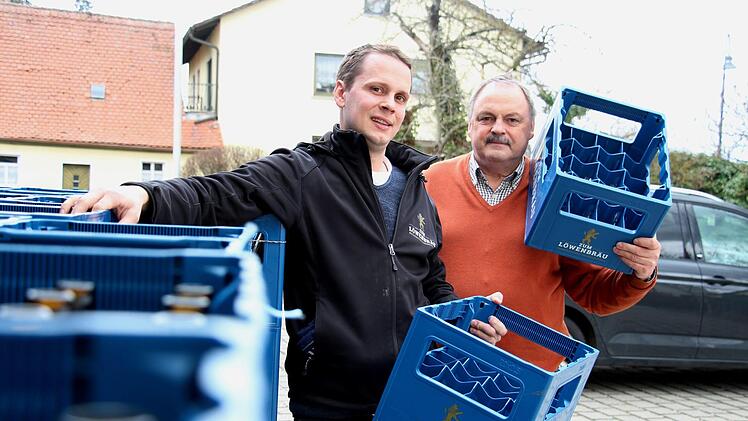 Vermissen  öfter mal Leergut:  Hans-Günter  Wirth und sein Vater Benno Wirth  vom Neuhauser Löwenbräu wollen darauf aufmerksam machen, wie wichtig das Mehrwegsystem gerade für kleine Brauereien ist. Hauptübel seien Handelsketten, die sich nicht an die Regeln halten.  Foto: Christian Bauriedel