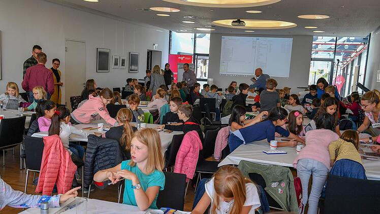 Weltkindertag: Etwa 120 junge Künstler waren am Donnerstag in der Zentralredaktion am Werkeln. Foto: Ronald Rinklef,