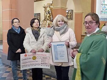 Scheckübergabe in der Kirche (v. l.): Vizepräsidentin Birgit Rosbigalle, Ursula Ertl, Präsidentin Bärbel Flessa und Pfarrer Klaus Weigand Foto: Lp
