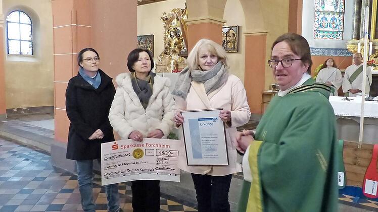 Scheckübergabe in der Kirche (v. l.): Vizepräsidentin Birgit Rosbigalle, Ursula Ertl, Präsidentin Bärbel Flessa und Pfarrer Klaus Weigand Foto: Lp