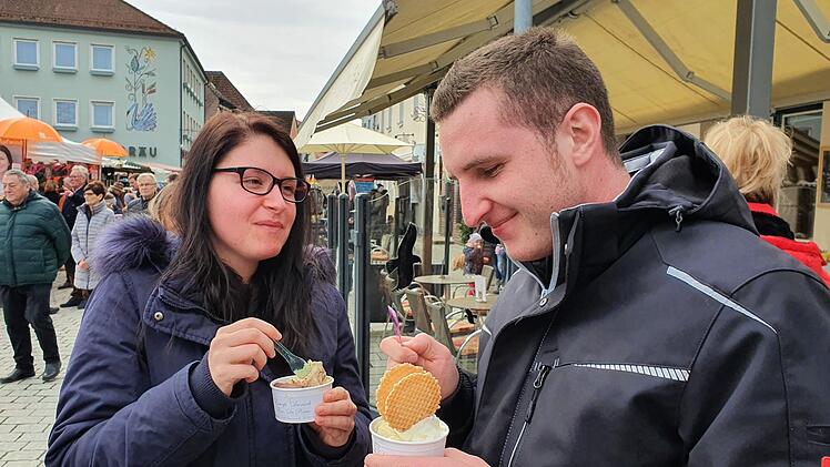Diese "Naschkatzen" ließen sich das erste Eis im Freien schmecken.