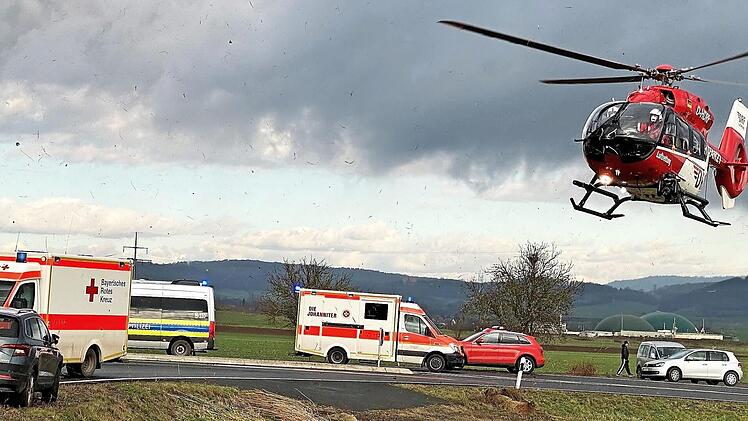 An der Einsatzstelle in Hofheim: Neun Rettungswagen, drei Krankentransportwagen, zwei Notarzteinsatzfahrzeuge, ein Rettungshubschrauber, fünf Notärzte, mehrere Schnelleinsatzgruppen sowie insgesamt rund 100 Helfer von Rettungsdienst, Feuerwehr und Polizei befanden sich vor Ort.  Fotos: Michael Will /Rotes Kreuz