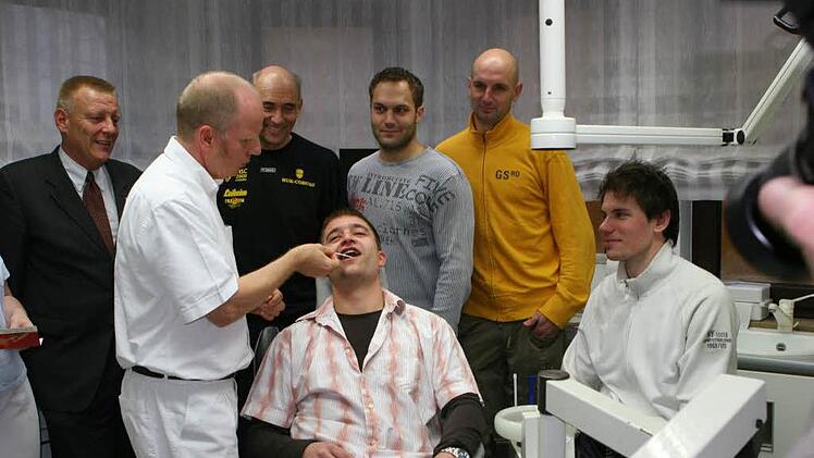 2007 ließen sich HSC-Spieler als Knochenmarkspender erfassen: Präsident Norbert Kastner (links), Initiator und Zahnarzt Dr. Michael Pampel entnahm Stefan Fladt eine Speichelprobe; dahinter Trainer Hrvoje Horvat, Kamil Piskac und Anton Lakisa.