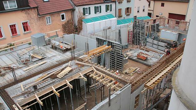 Das Erdgeschoss des B&uuml;rgerhauses ist bald fertig. Hier ein Blick aus dem Obergeschoss des Rathauses.